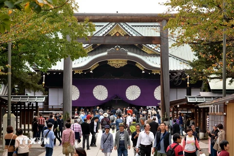 Khách thập phương đến viếng đền Yasukuni trong ngày đầu tiên của lễ hội mùa Thu. (Nguồn: AFP/TTXVN)