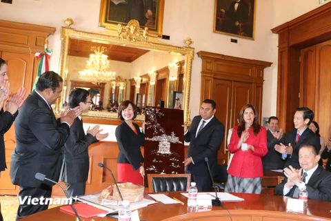 Đại sứ Lê Linh Lan trao tranh khảm trai Hồ gươm cho thị trưởng Braulio Alvarez. (Ảnh: Việt Hòa/Vietnam+)