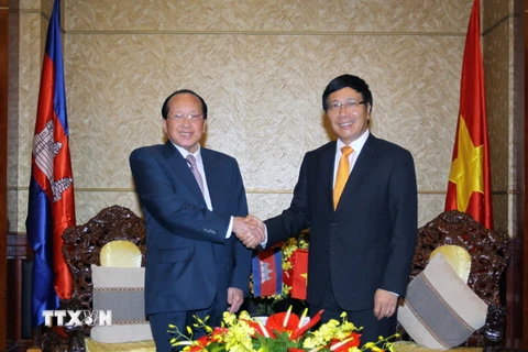  Phó Thủ tướng Phạm Bình Minh đón tiếp Phó Thủ tướng Campuchia Hor Namhong. (Ảnh: Thanh Vũ/TTXVN)