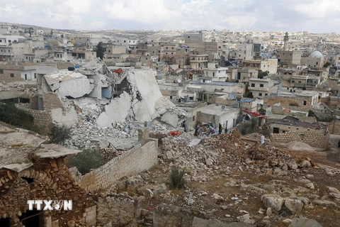 Cảnh đổ nát sau các cuộc giao tranh tại thị trấn Darat Izza ở Aleppo. (Nguồn: Reuters/TTXVN)