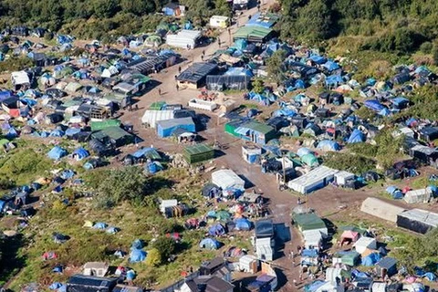 Toàn cảnh khu rừng Calais, nơi sinh sống của khoảng 6.000 người nhập cư. (Nguồn: Báo Libération)