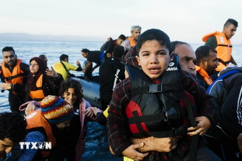 Người di cư tới đảo Lesbos của Hy Lạp sau khi vượt biển Aegean từ Thổ Nhĩ Kỳ. (Nguồn: AFP/TTXVN)