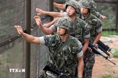 Binh sỹ Hàn Quốc tuần tra tại khu vực phía Tây đảo Yeonpyeong, giáp giới Triều Tiên. (Nguồn: Yonhap/TTXVN)
