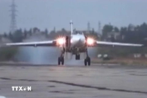 Máy bay Sukhoi Su-24M của Nga hạ cánh xuống sân bay quân sự Hmeymim gần thành phố Latakia, Syria. (Nguồn: AFP/TTXVN)