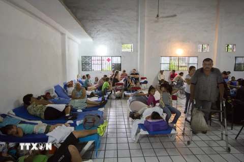 Người dân Mexico sơ tán để tránh bão tại Puerto Vallarta. (Nguồn: AFP/TTXVN)