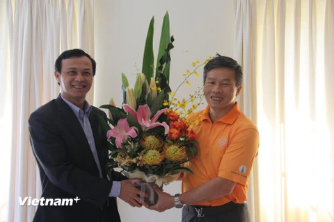Đại sứ Lương Thanh Nghị (trái) tặng hoa chúc mừng ông Chu Quang Hòa nhân dịp khai trương Văn phòng đại diện Khoa học và Công nghệ ở Sydney. (Ảnh: Khánh Linh/Vietnam+)