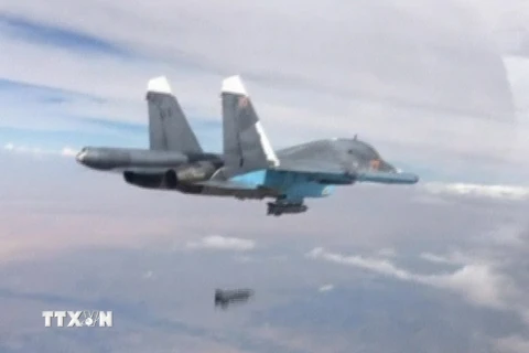 Máy bay chiến đấu Su-34 của Nga thả bom oanh tạc các mục tiêu IS tại Syria. (Nguồn: Reuters/TTXVN)