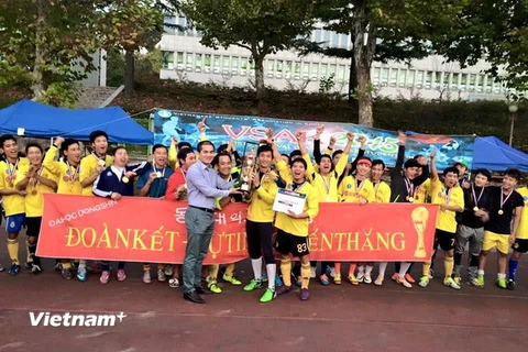 Anh Nguyễn Ngọc Hoàn, Chủ tịch VSAK, trao cúp vô địch môn bóng đá nam cho Đội trường Đại học Dongshin. (Ảnh: Phạm Duy/Vietnam+)