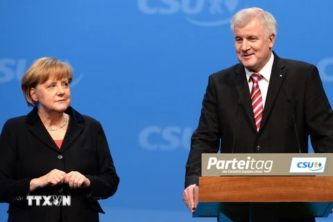 Chủ tịch đảng CSU Horst Seehofer và Thủ tướng Đức Angela Merkel. (Nguồn: AFP/TTXVN)