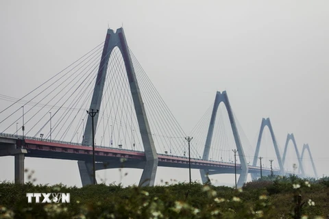 Cầu Nhật Tân nhìn từ phía huyện Đông Anh, cây cầu sẽ có hai tên gọi: cầu Nhật Tân và cầu Hữu nghị Việt-Nhật. (Ảnh: Trọng Đạt/TTXVN)