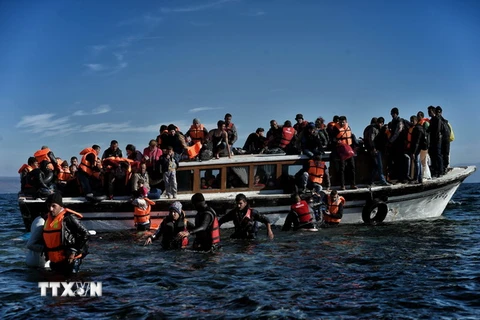 Người di cư tới đảo Lesbos từ Thổ Nhĩ Kỳ sau khi vượt biển Aegean. (Nguồn: AFP/TTXVN)