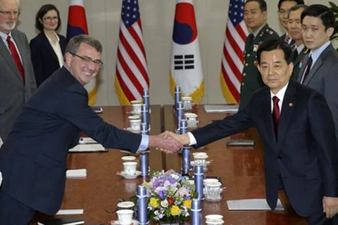 Bộ trưởng Quốc phòng Hàn Quốc Han Min Koo và người đồng cấp Mỹ Ashton Carter trong cuộc gặp tại Hàn quốc hồi tháng 4/2015. (Nguồn: Xinhua)
