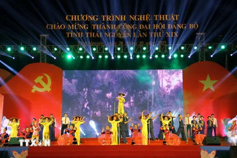 Chương trình nghệ thuật chào mừng thành công Đại hội Đảng bộ tỉnh Thái Nguyên lần thứ XIX. (Ảnh: Lan Anh/TTXVN)