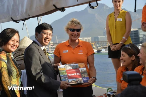 Đại sứ Lê Huy Hoàng tặng quà cho thuyền trưởng Wendy Tuck. (Nguồn: Vietnam+)