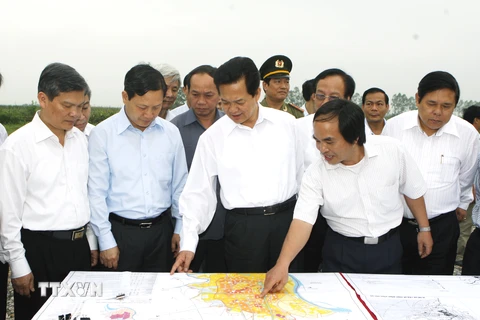 Thủ tướng Nguyễn Tấn Dũng kiểm tra quy hoạch xây dựng Trường đại học Phố Hiến. (Ảnh: Đức Tám/TTXVN)