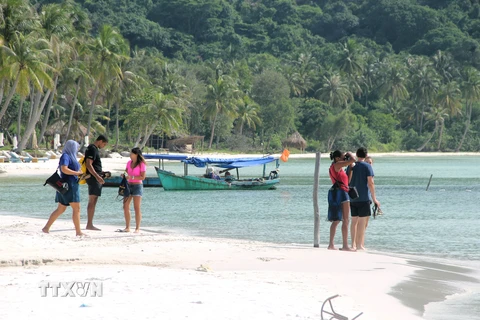 Bờ cát trắng mịn và làn nước trong xanh như ngọc của Bãi Sao, Phú Quốc cuốn hút du khách quốc tế. (Ảnh: Trường Giang/TTXVN)