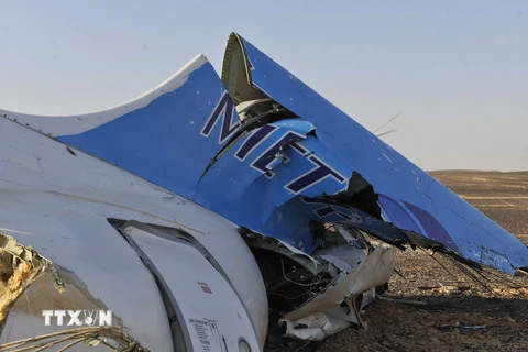 Mảnh vỡ máy bay Airbus-321 của Nga tại Hassana, Ai Cập. (Nguồn: THX/TTXVN)