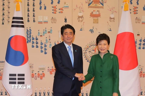 Tổng thống Hàn Quốc Park Geun-hye (phải) và Thủ tướng Nhật Bản Shinzo Abe tại cuộc gặp thượng đỉnh song phương lần đầu tiên trong hơn ba năm qua. (Nguồn: Yonhap/TTXVN)