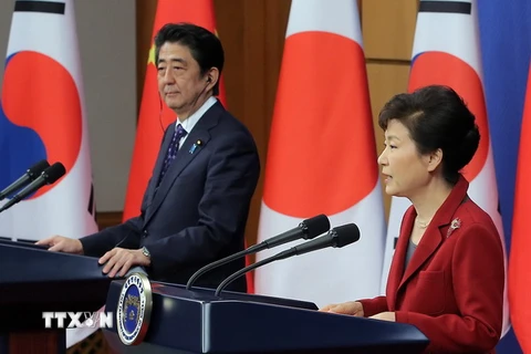 Tổng thống Hàn Quốc Park Geun-hye và Thủ tướng Nhật Bản Shinzo Abe trong cuộc họp báo chung sau cuộc gặp lịch sử tại Seoul ngày 1/11. (Nguồn: Yonhap/TTXVN)