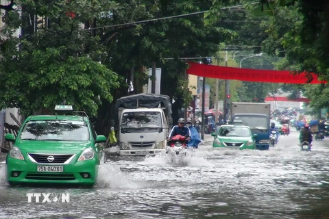 Một tuyến đường ở Huế bị ngập sâu trong nước. (Ảnh: Tường Vi/TTXVN)