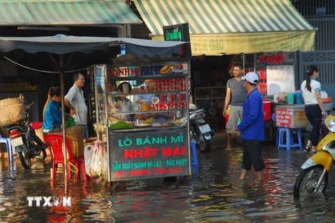 Triều cường gây ngập nước tại Thành phố Hồ Chí Minh. (Ảnh: Mạnh Linh/TTXVN)