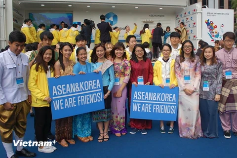 Tình nguyện viên các nước ASEAN tham gia chương trình. (Ảnh: Vũ Toàn-Phạm Duy/Vietnam+)