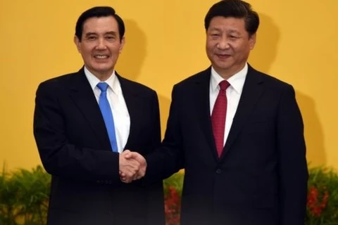 Chủ tịch Trung Quốc Tập Cận Bình bắt tay người đứng đầu chính quyền Đài Loan, ông Mã Anh Cửu. (Nguồn: Getty Images)