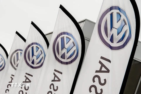 Logo của hãng Volkswagen tại một chi nhánh ở Dunkerque, miền Bắc Pháp. (Nguồn: AFP/TTXVN)