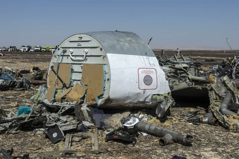 Mảnh vỡ máy bay Nga A321 tại hiện trường ở Wadi al-Zolomat, bán đảo Sinai, Ai Cập. (Nguồn: AFP/TTXVN)
