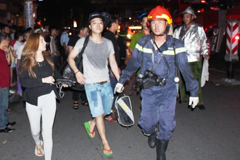 TP.HCM: Giải cứu 11 người mắc kẹt trong đám cháy khách sạn