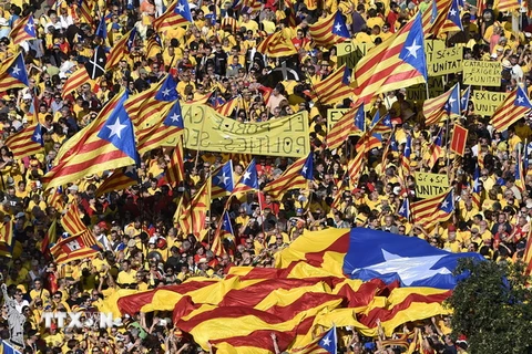 Người dân Catalonia tuần hành đòi ly khai. (Nguồn: AFP/TTXVN)