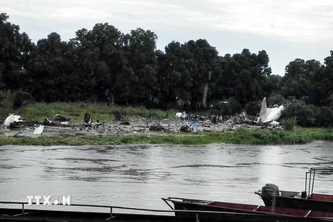 Xác máy bay gặp nạn bên bờ sông Nile, gần sân bay ở Juba. (Nguồn: THX/TTXVN)
