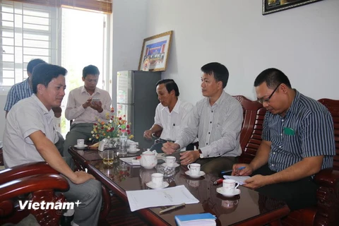 Lãnh đạo thành phố Tam Kỳ (trái) trao đổi với phóng viên vào sáng ngày 11/11. (Ảnh: Nguyễn Sơn/Vietnam+)