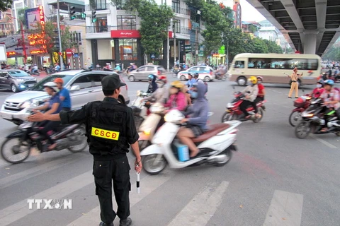 Cảnh sát cơ động tham gia điều tiết giao thông tại ngã tư đường Láng-Lê Văn Lương. (Ảnh: Doãn Tấn/TTXVN)