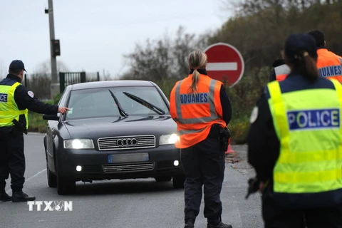 Cảnh sát Pháp kiểm soát tại khu vực biên giới với Bỉ ở thị trấn Saint Aybert, sau các vụ tấn công ở Paris. (Nguồn: AFP/TTXVN)