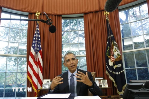 Tổng thống Mỹ Barack Obama ký một sắc lệnh tại Nhà Trắng. (Nguồn: AFP/TTXVN)