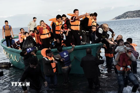 Người tị nạn và di cư tới đảo Lesbos, Hy Lạp sau cuộc hành trình vượt biển Aegean, Thổ Nhĩ Kỳ. (Nguồn: AFP/TTXVN)