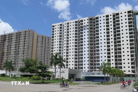 Các căn hộ khu nhà cao tầng phía Đông quận 2, Thành phố Hồ Chí Minh đang được chủ đầu tư hoàn thiện để bán cho khách hàng. (Ảnh: Hoàng Hải/TTXVN)