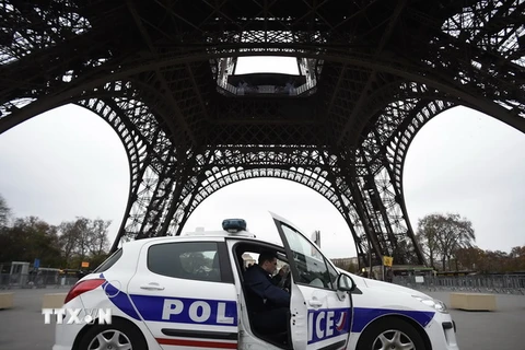 Cảnh sát tuần tra tại Tháp Eiffel sau các vụ tấn công khủng bố. (Nguồn: AFP/TTXVN)