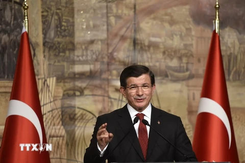 Thủ tướng Thổ Nhĩ Kỳ Ahmet Davutoglu phát biểu trong một cuộc họp báo tại Istanbul. (Nguồn: AFP/TTXVN)