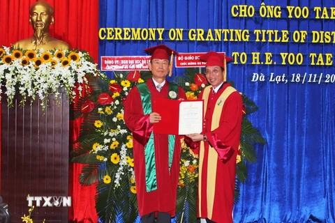 Cựu Đại sứ Yoo Tae Hyun (trái) nhận Bằng chứng nhận danh hiệu Giáo sư danh dự. (Ảnh: Phạm Kha/TTXVN)
