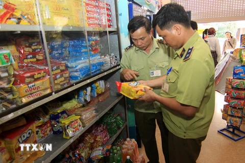 Lực lượng quản lý thị trường kiểm tra cửa hàng kinh doanh tại thành phố Hà Tĩnh. (Ảnh: Vũ Sinh/TTXVN)