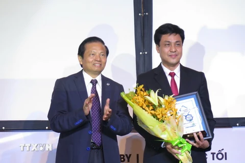 Ngân hàng Vietcombank nhận Giải thưởng “Ngân hàng Bán lẻ tiêu biểu 2015.” (Ảnh: Hoàng Hải/TTXVN)