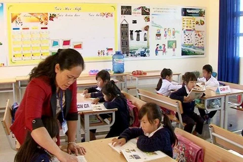 Cô giáo K'Thủy dành tâm huyết truyền dạy cái chữ cho các em học sinh vùng sâu. (Nguồn: lamdong.gov.vn)