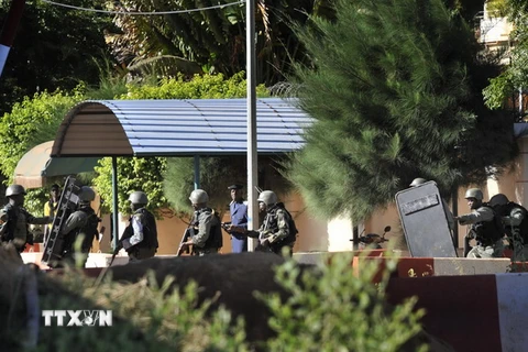 Nhân viên an ninh Mali bao vây bên ngoài khách sạn Radisson Blu. (Nguồn: AFP/TTXVN)