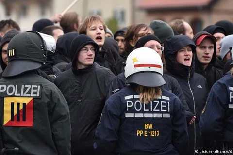 Cảnh sát Đức ngăn người biểu tình tiến vào vào trung tâm hội nghị của NPD. (Nguồn: DPA)