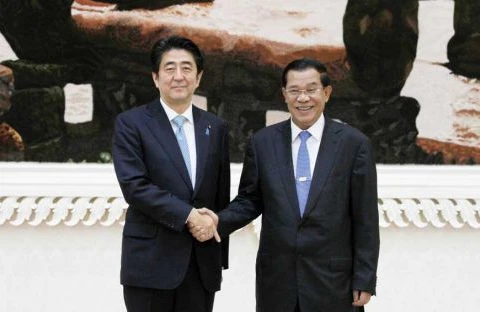 Thủ tướng Nhật Bản Shinzo Abe và Thủ tướng Campuchia Hun Sen trong một cuộc gặp hồi tháng 4/2015. (Nguồn: phnompenhpost.com)