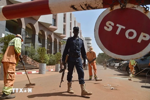 Cảnh sát Mali gác bên ngoài khách sạn Radisson Blu. (Nguồn: AFP/TTXVN)