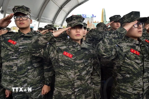 Binh sỹ Hàn Quốc tại lễ tưởng niệm 5 năm ngày xảy ra vụ nã pháo vào đảo Yeonpyeong, tại Seoul ngày 23/11. (Nguồn: AFP/TTXVN)