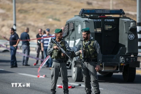 Binh sỹ Israel tại hiện trường một vụ tấn công của lái xe Palestine nhằm vào người đi đường Israel trên đường cao tốc. (Nguồn: AFP/TTXVN)